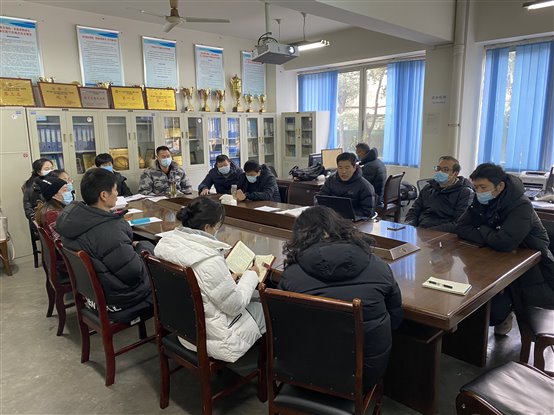 会议室里的人们
描述已自动生成